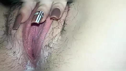 Sikme! 18 yaşındaki İspanyol kız evde tek başına ve azgın kadın orgazmı için mastürbasyon yapıyor