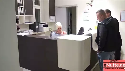 Beim Arzt wird schwanz kontrolle von Doktorin