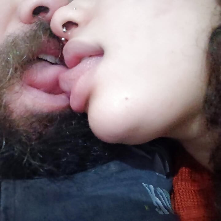 Yaramaz dil bakış açısı seksi ve heyecan verici bir öpücükle dans ediyor ve sürtük sert yarağını sıvazlıyor