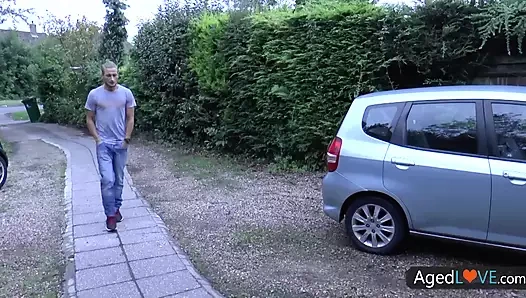 İki İngiliz olgun oğlanla sikişiyor