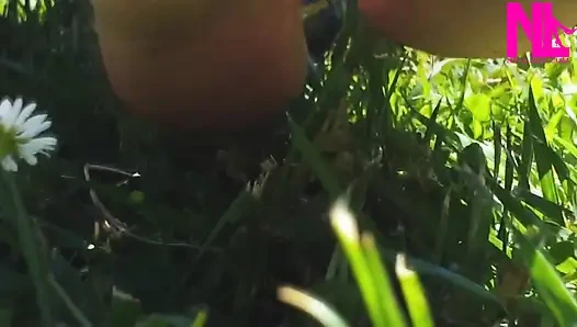 Nyllady parkta çimenlerde yalınayak yürüyor