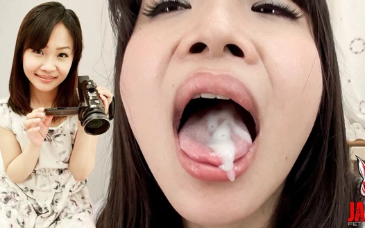 Momoka'nın ağzı - dil gösterisi