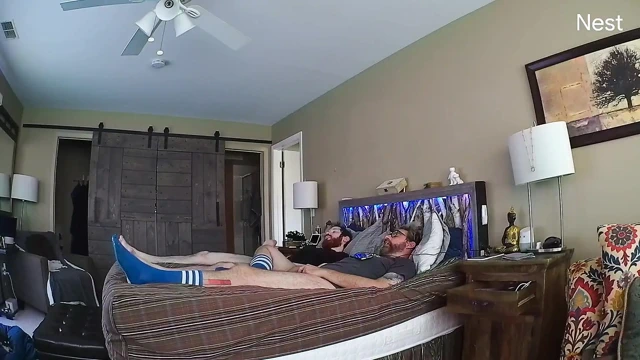 İkimizi de boşaltıyor. yeni telefonu boşalmaktan kurtardı.