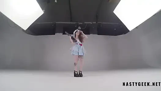 Azgın Alice harikalar diyarında striptiz yapıyor ve kamerada fışkırtıyor