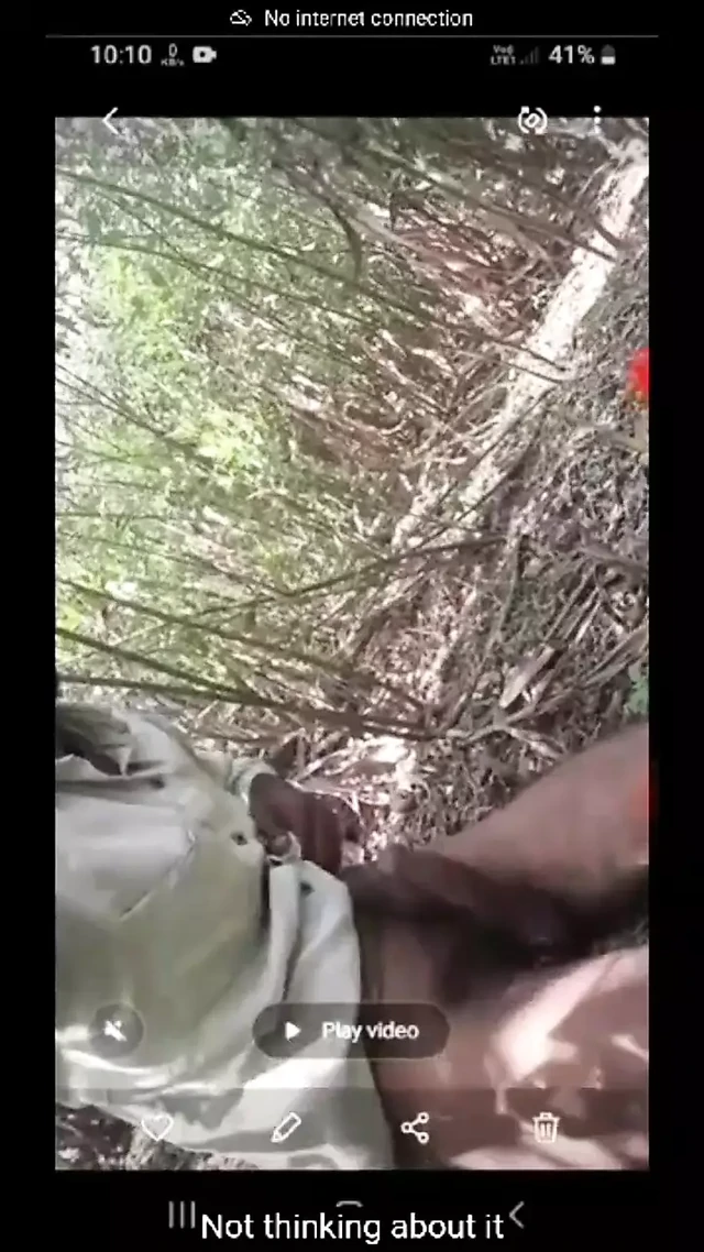 Впервые я покачала пенисом в поле и увидела, что такое раздевалка