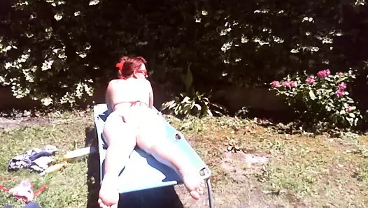 Nicoletta halka açık bir bahçede büyük bir bebek bezi giyiyor