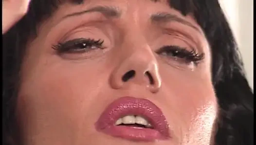 Bu azgın orta yaşlı seksi kadının götünde büyük bir yarak