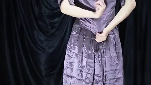 Endonezya pornosu net bir kız eğleniyorken yeni saten elbisesini deniyor