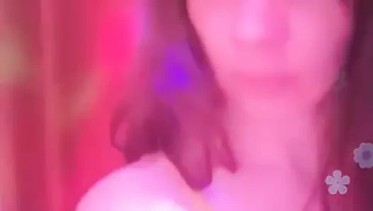 Beyaz civciv kocası 2 canlı önünde oynuyor