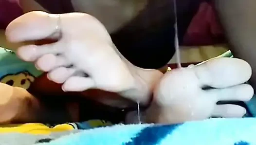 O tükürür ve ayak parmaklarını emer