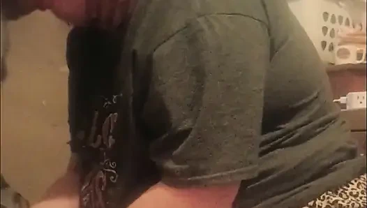 Skyebay'ın gırtlağına kadar sikişiyor