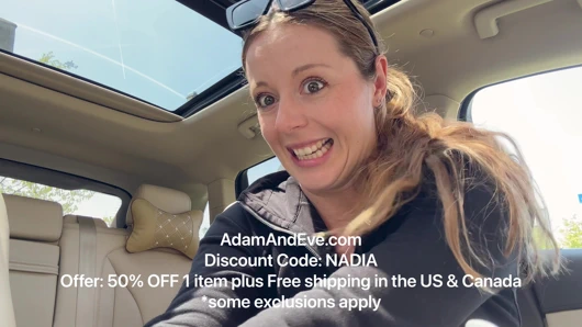 Arabamın arka koltuğunda pembe dildoyla mastürbasyon