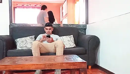 Aldatılan Kocam Biz Arkadaşıyla Seks Yaparken Yemek Pişiriyor.