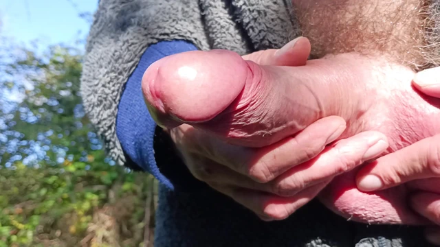 Açık havada seyir büyük sünnetsiz yarak woodland onesie mastürbasyon yapıyor, azdırıyor, yakın çekim inliyor kremsi döl