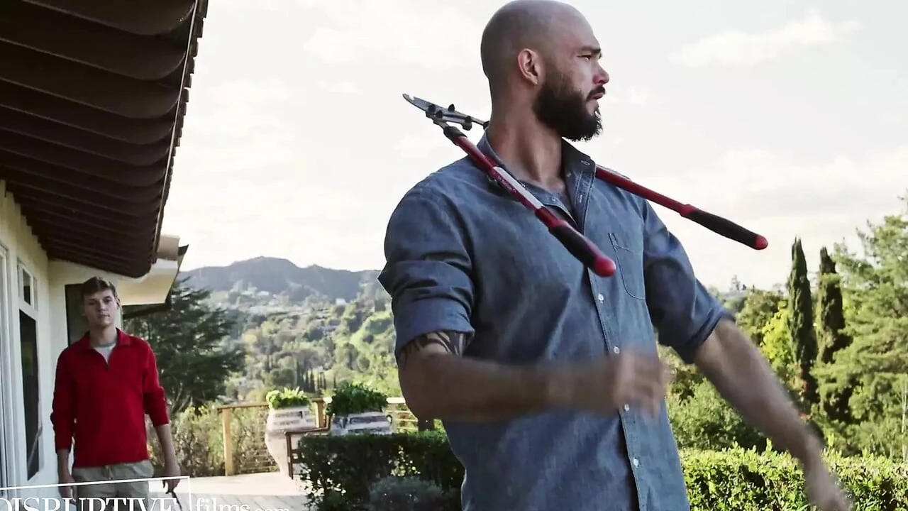 बिगड़ी हुई समलैंगिक बूढ़े आदमी को बहकाती है - विघटनकारीफिल्म्स