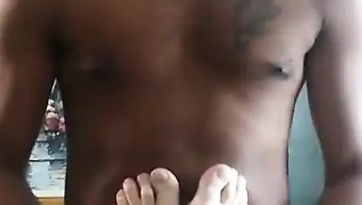 Kennie Jai ayının ayaklarına tapıyor!