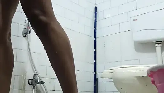 Karım banyo yapıyor.