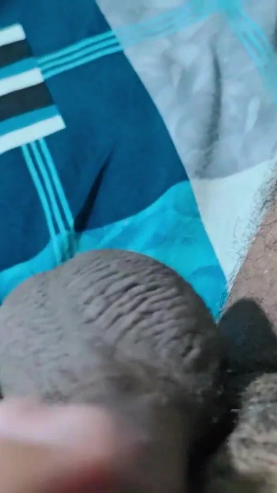 Büyük penis odada hintli bir oğlanla oynuyor | Klip 1