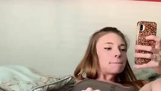 İyi bir kız gibi boşalıyor