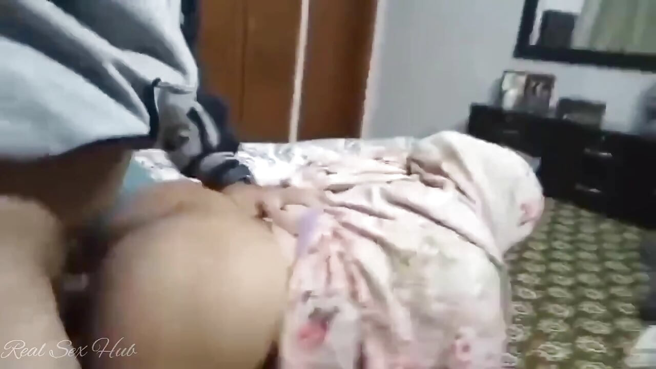 Hintli dükkan hizmetçisi yatak odasında sahibiyle domalarak anal seks yapıyor
