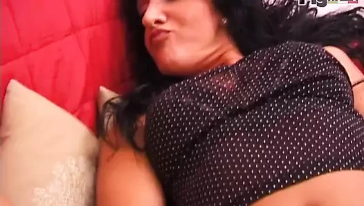 Yaramaz tatmin edici milf ile büyük doğal memeler ve kıllı kedi içinde sahne 01 itibaren the film la casalinga di voghera