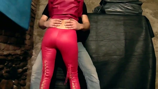 Kırmızılı ateşli sarışın ayakta sikiliyor