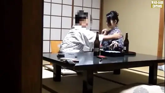 Özel bir oda seansında yakalanan bir kaplıca görevlisinin saatler sonra baştan çıkarılması -sahne.1