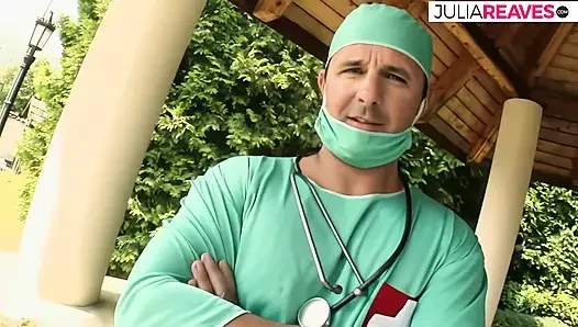 Sarışın kız doktorla anal seks yapıyor