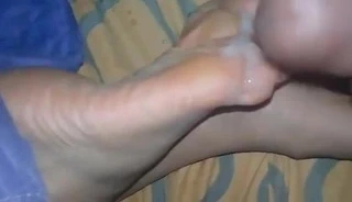 Semen en los pies de mi mujer