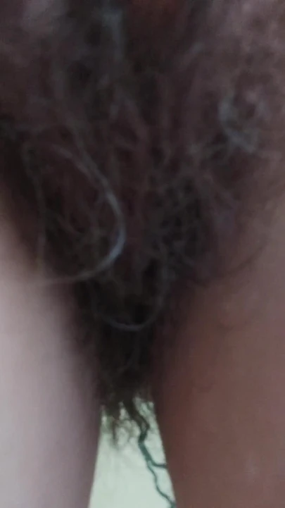 Kıllı bir yakın planda tamponla oynamak