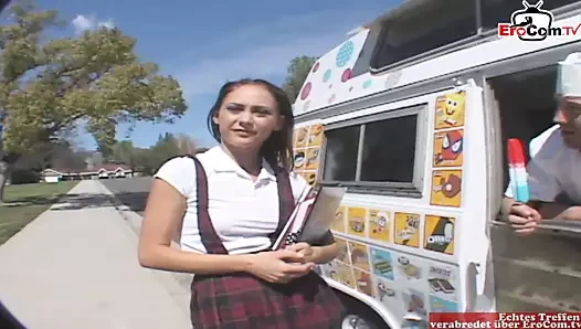 Esmer minyon öğrenci genç ile küçük memeler var araba seks