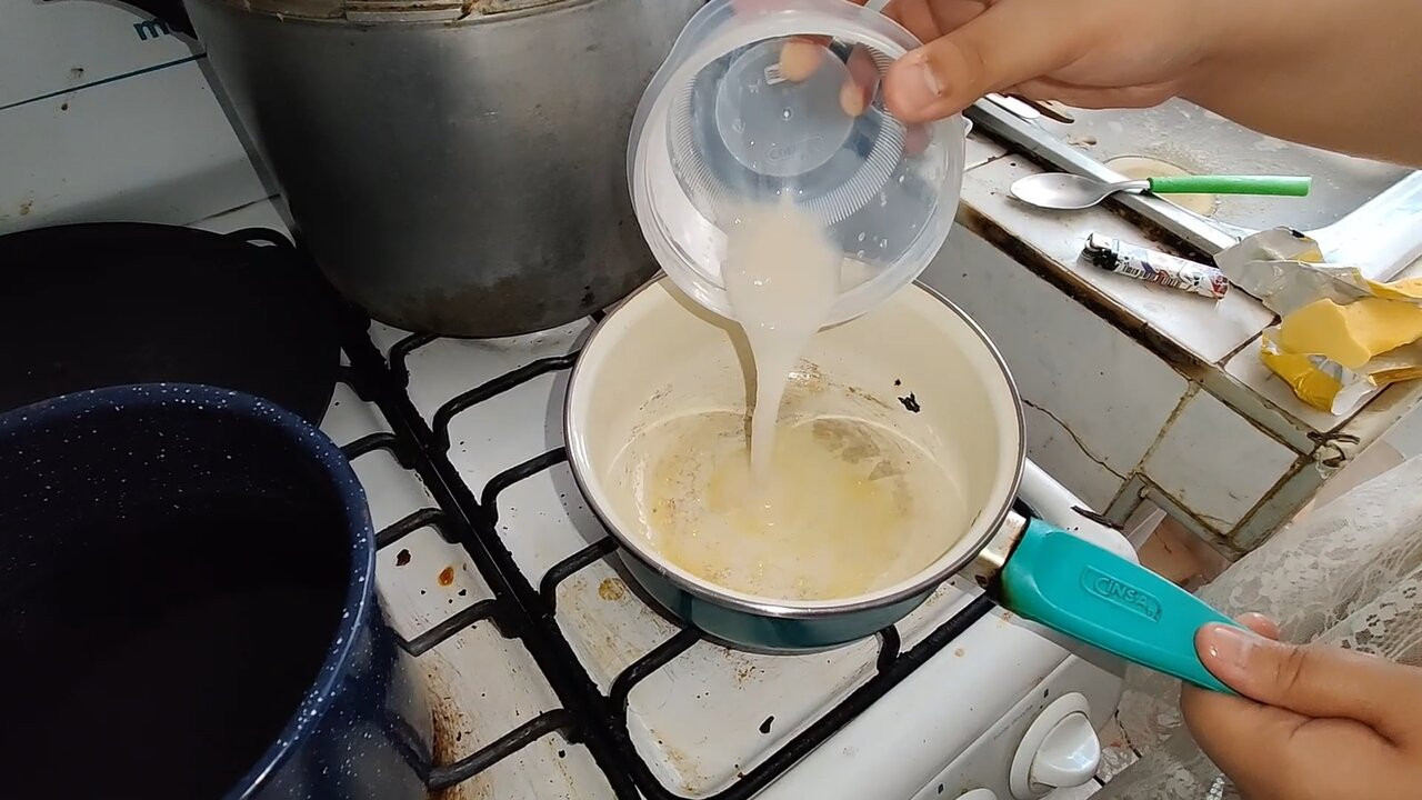 Bir kapta çok fazla cum biriktiriyorum, benim domuz sürtük onu pişiriyor ve sonra onu alışveriş merkezinde yiyor