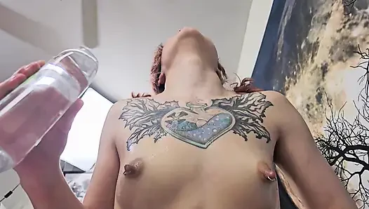 Seksi küçük cuite tatlı amının dölle dolması için yalvarıyor