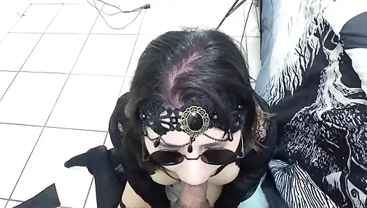 Gotik sahibe şanslı bir hayranını emiyor
