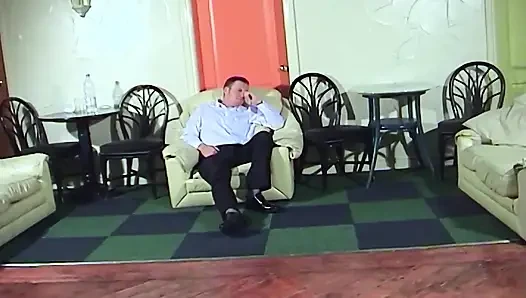 Sarışın kadının götünü yalıyor ve bir pezni kontrol eden polis kıyafeti