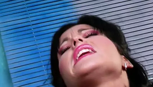 Onun anüsü kesinlikle bu büyük horozun tamamını alacak