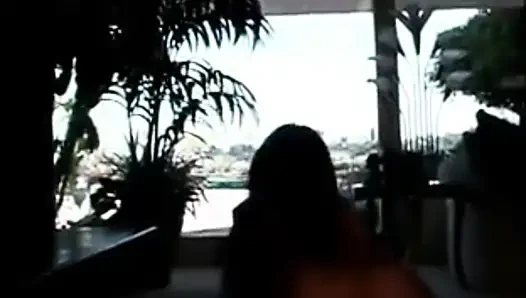 Büyük yarak bu mükemmel küçük esmerin amını ve göt deliğini genişletiyor