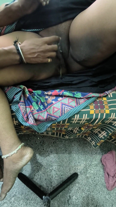 Teyze parmakla sikiş üzümü. Teyzenin tadını çıkarıyor ve tam ruh hali parmakla sikiliyor ve üzüm yiyor | Klip 1