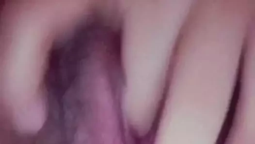 Seksi kız amıyla oynuyor. Odasında tek başına