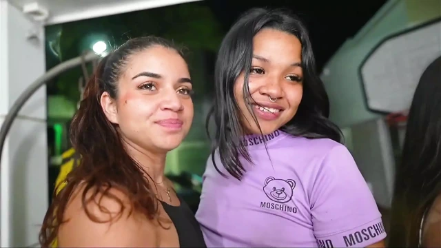 Göt deliği GGmansion'da grup mastürbasyonu ve dildo seksi