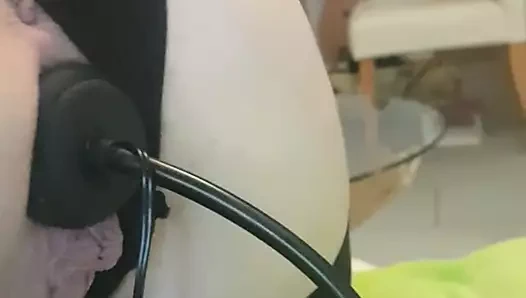 Ateşli amatör kız yeni anal kancayı dener - sonunda derin bir oral seks yaparken sıkı göt deliğine sığar