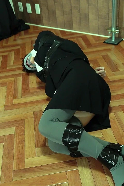 Hedeflenen ofis görevlisi bantla bağlanmıştı