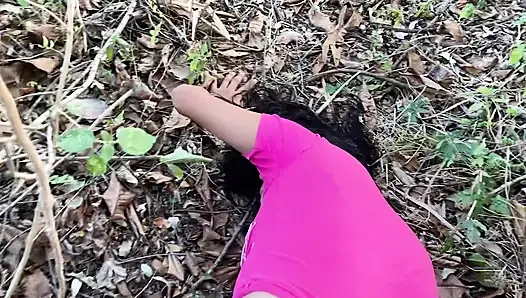 Onu açık havada ve ormanda bir kızın içinde koşarken buluyorum.