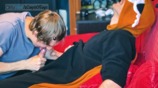 Tanuki pijamalarıyla rahatlarken arkadaşımı