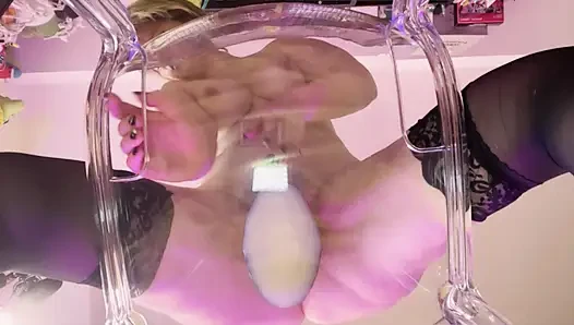 Sen aşağıdan izlerken büyük götlü sarışın sürtük büyük bad dragon dildoya biniyor