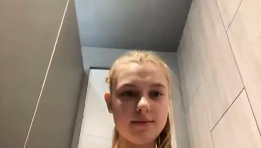 Spor salonunda çılgın fışkırtıyor ve sikişiyor