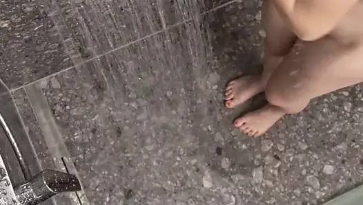 ¿Me estás enjabonando? Chica suiza en la ducha