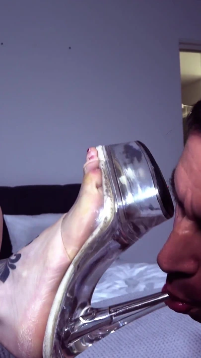 – Sen tutuşuyorsun, ben sigara içiyorum ve sen benim pisliğimi yiyorsun.