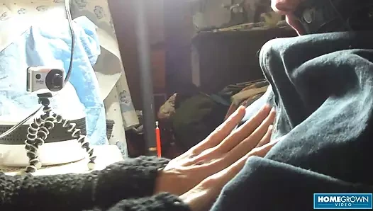 Büyük memeli nine küçük yarak emiyor ve döl tadıyor