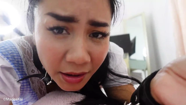 Taylandlı hizmetçi kırbaçlanıp üzerine boşalıyor